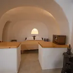 Caves 1880 Oia