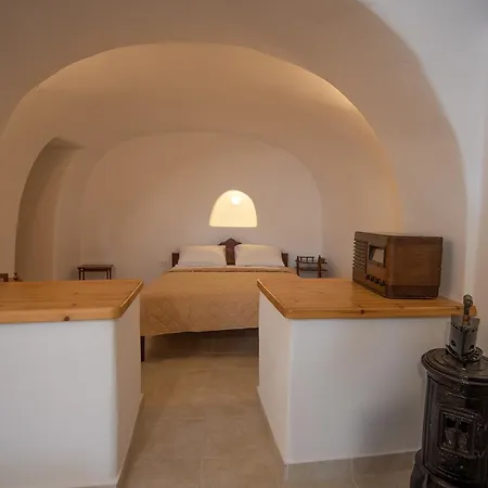 Caves 1880 Oia