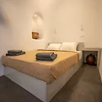 Caves 1880 Oia