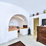 Daire Caves 1880 Oia