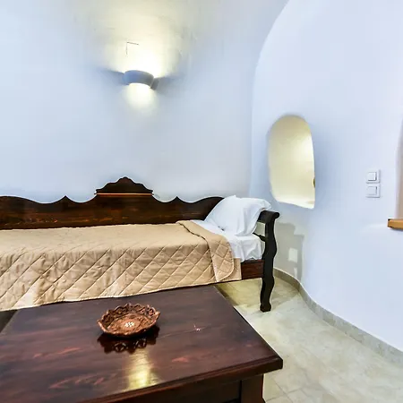 Caves 1880 Oia (Santorini)