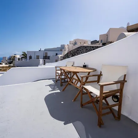 Caves 1880 Oia (Santorini)