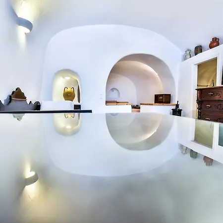 Caves 1880 Oia (Santorini)